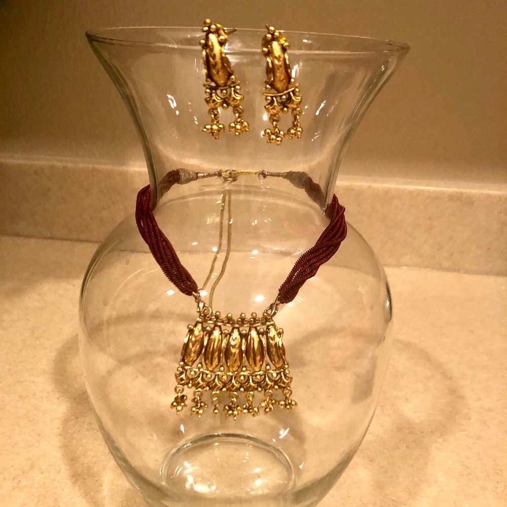 BRAND NEW Vintage Gold Necklace & Earrings Set